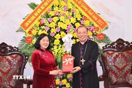 Chủ tịch Ủy ban Trung ương Mặt trận Tổ quốc Việt Nam Bùi Thị Minh Hoài thăm, chúc mừng Tòa Tổng Giám mục Tổng Giáo phận Hà Nội và Phó Chủ tịch Hội đồng Giám mục Việt Nam Vũ Văn Thiên. (Ảnh: Minh Đức/TTXVN)