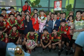 Lãnh đạo Cục Thể dục thể thao và người hâm mộ chụp ảnh lưu niệm cùng đội tuyển Việt Nam. (Ảnh: Phan Phương/TTXVN)