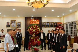 Phó Chủ tịch Quốc hội tặng hoa cho Tòa Giám mục. (Ảnh: Ngọc Minh/TTXVN)