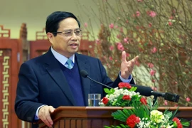 Thủ tướng Phạm Minh Chính chúc mừng năm mới Ất Tỵ ngành ngân hàng. (Ảnh: Dương Giang/TTXVN)