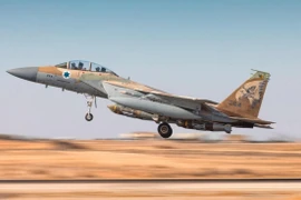 Máy bay chiến đấu Israel cất cánh tại một địa điểm không xác định để tiến hành chiến dịch nhằm vào các mục tiêu của Houthi ở Yemen, ngày 5/5/2025. (Ảnh: THX/TTXVN)