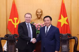 Ông Nguyễn Xuân Thắng và ông Michael Aastrup Jensen, Chủ tịch Đảng Tự do, Chủ nhiệm Ủy ban Chính sách Đối ngoại, Quốc hội Đan Mạch. (Ảnh: Văn Điệp/TTXVN)