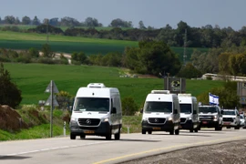 Đoàn xe chở thi thể các con tin được Phong trào Hamas trao trả theo thỏa thuận ngừng bắn với Israel di chuyển trên tuyến đường ở miền Nam Israel ngày 20/2. (Ảnh: THX/TTXVN)