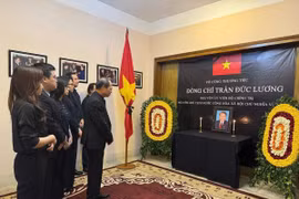 Tập thể Đại sứ quán Việt Nam tại Bangladesh tưởng nhớ nguyên Chủ tịch nước Trần Đức Lương. (Ảnh: TTXVN phát)