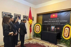 Tập thể Đại sứ quán Việt Nam tại Bangladesh tưởng nhớ nguyên Chủ tịch nước Trần Đức Lương. (Ảnh: TTXVN phát)