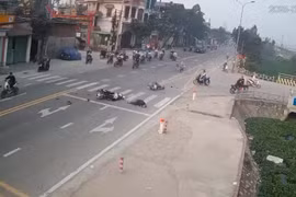 Hai thanh niên không đội mũ bảo hiểm, lái xe lạng lách gây tai nạn nguy hiểm