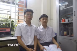 Đôi bạn thân Vũ (bìa trái) và Khải cùng nhau đồng hành trong học tập và cuộc sống. (Ảnh: Thanh Thủy/TTXVN)
