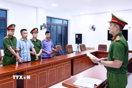 Cơ quan Cảnh sát điều tra Công an tỉnh Tuyên Quang thi hành Lệnh giữ người trong trường hợp khẩn cấp đối với Nguyễn Hà Duy. (Ảnh: TTXVN phát)