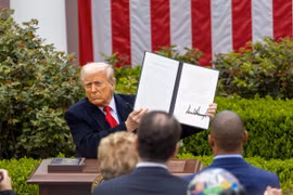 Tổng thống Mỹ Donald Trump ký sắc lệnh áp mức thuế đối ứng mới tại Nhà Trắng, ngày 2/4/2025. (Ảnh: THX/TTXVN)