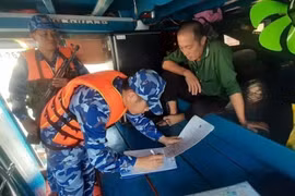 Lực lượng chức năng Bộ tư lệnh Vùng Cảnh sát biển 4 lập biên bản tạm giữ phương tiện chở dầu trái phép. (Ảnh: TTXVN phát)