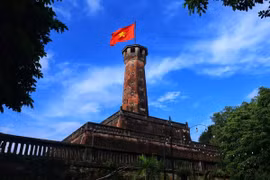 Quốc kỳ tung bay trên Cột cờ Hà Nội. (Nguồn: TTXVN)