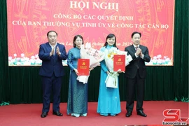 Các đồng chí Thường trực Tỉnh ủy tặng hoa chúc mừng bà Lường Thị Vân Anh và bà Dương Tú Anh. (Nguồn: Báo Sơn La)