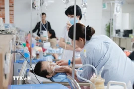 Chăm sóc sức khỏe cho bệnh nhân. (Ảnh minh họa. Nguồn: TTXVN)