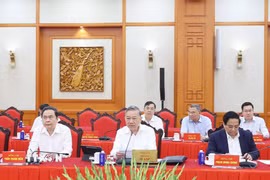 Tổng Bí thư Tô Lâm chủ trì cuộc làm việc của Bộ Chính trị với Ban Thường vụ Đảng ủy Mặt trận Tổ quốc, các đoàn thể Trung ương. (Ảnh: Thống Nhất/TTXVN)