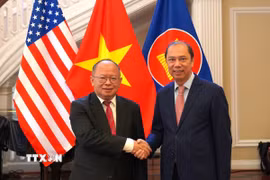 Đại sứ Lào Phoukhong Sisoulath (trái) và Đại sứ Việt Nam tại Washington Nguyễn Quốc Dũng chụp ảnh chung. (Ảnh: Ngọc Quang/TTXVN)