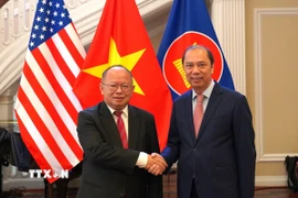 Đại sứ Lào Phoukhong Sisoulath (trái) và Đại sứ Việt Nam tại Washington Nguyễn Quốc Dũng chụp ảnh chung. (Ảnh: Ngọc Quang/TTXVN)