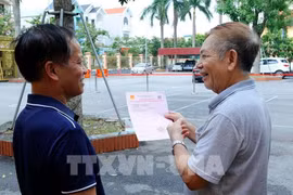 Người dân xã Triệu Việt Vương (Hưng Yên) vui mừng vì được nhận Giấy chứng nhận quyền sử dụng đất do chính cấp xã thực hiện, sau khi triển khai mô hình chính quyền địa phương hai cấp. (Ảnh: Mạnh Khánh/TTXVN)
