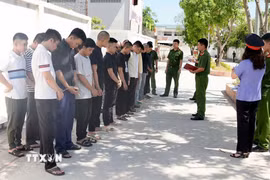 Nhóm đối tượng khai nhận từ tháng 5/2023 đến tháng 1/2026 đã lừa 63 bị hại trên cả nước với tổng số tiền 36,5 tỷ đồng. (Ảnh: TTXVN phát)