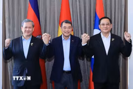 Thủ tướng Lê Minh Hưng cùng Thủ tướng Campuchia Hun Manet (trái) và Thủ tướng Lào Sonexay Siphandone ăn sáng và làm việc sáng 8/5/2026. (Ảnh: Dương Giang/TTXVN)