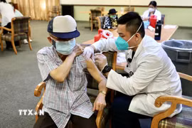 Tiêm vaccine phòng COVID-19. (Ảnh: THX/TTXVN)
