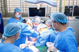Bác sỹ Bệnh viện Chợ Rẫy và Bệnh viện Răng Hàm Mặt Trung ương phối hợp thực hiện phẫu thuật. (Ảnh: TTXVN phát)