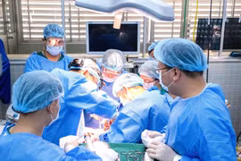Bác sỹ Bệnh viện Chợ Rẫy và Bệnh viện Răng Hàm Mặt Trung ương phối hợp thực hiện phẫu thuật. (Ảnh: TTXVN phát)