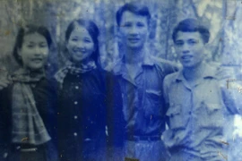 Liệt sỹ, Nhà báo Nguyễn Văn Năng (ngoài cùng bên phải) chụp cùng đồng đội. (Ảnh tư liệu: TTXVN phát)