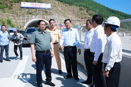 Thủ tướng Phạm Minh Chính kiểm tra Dự án tuyến đường cao tốc đoạn Quảng Ngãi-Hoài Nhơn. (Ảnh: Dương Giang/TTXVN)