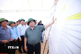 Thủ tướng Phạm Minh Chính kiểm tra tiến độ thi công dự án xây dựng đường cất hạ cánh số 2 Cảng hàng không Phù Cát (Gia Lai). (Ảnh: Dương Giang/TTXVN)