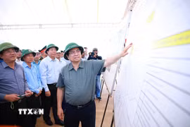 Thủ tướng Phạm Minh Chính kiểm tra tiến độ thi công dự án xây dựng đường cất hạ cánh số 2 Cảng hàng không Phù Cát (Gia Lai). (Ảnh: Dương Giang/TTXVN)
