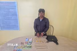 Đối tượng Nguyễn Huỳnh Lợi cùng tang vật gồm tiền mặt và nhiều trang sức vàng tại cơ quan Công an tỉnh Tây Ninh. (Ảnh: TTXVN phát)