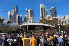 Khu vực màn hình lớn ở công viên Tumbalong, Sydney, nơi chiếu trận đấu đầu tiên của Australia tại World Cup 2026 lúc gần hết trận. (Ảnh: Trung Trang/TTXVN)