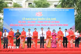 Lãnh đạo Thành phố Hồ Chí Minh cắt băng khai mạc triển lãm. (Ảnh: Liên Sơn/TTXVN)