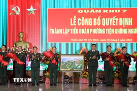 Lãnh đạo Quân khu 7 tặng hoa chúc mừng Ban lãnh đạo Tiểu đoàn. (Ảnh: Đoàn Mạnh Dương/TTXVN)