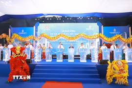 Các đại biểu bấm nút khởi công dự án Nhà ở xã hội Khu đô thị Cầu Trúc, phường Bách Quang. (Ảnh: Trần Trang/TTXVN)