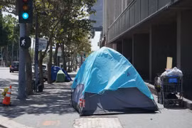 Lều trại của người vô gia cư ở trên vỉa hè tại California, Mỹ. (Ảnh: THX/TTXVN)