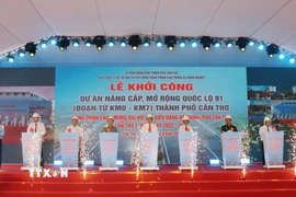 Các đại biểu thực hiện nghi thức khởi công dự án. (Ảnh: Ngọc Thiện/TTXVN)