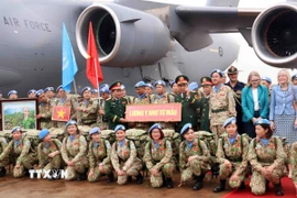 Các chiến sỹ lực lượng gìn giữ hòa bình Liên hợp quốc của Việt Nam chuẩn bị xuất quân. (Ảnh: Xuân Khu/TTXVN)