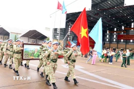 Các chiến sỹ lực lượng gìn giữ hòa bình Liên hợp quốc của Việt Nam hành quân ra vị trí xuất quân. (Ảnh: Xuân Khu/TTXVN)