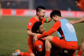 Các tuyển thủ Việt Nam chia vui với Xuân Son sau khi cầu thủ này nâng tỷ số lên 2-0 ở phút 55 trước Singapore trong trận bán kết lượt về trên sân Việt Trì tối 29/12, với chiến thắng 3-1 cho đội tuyển Việt Nam. (Ảnh: Minh Quyết/TTXVN)