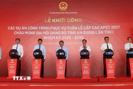 Các đại biểu thực hiện nghi thức khởi công, khởi động các dự án, công trình. (Ảnh: Lê Huy Hải/TTXVN)