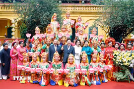 Tổng Bí thư, Chủ tịch nước Tô Lâm và Phu nhân Ngô Phương Ly cùng Tổng thống Hàn Quốc Lee Jae Myung và Phu nhân Kim Hye Kyung chụp ảnh chung với các nghệ sỹ biểu diễn nghệ thuật chào mừng. (Ảnh: Thống Nhất/TTXVN)