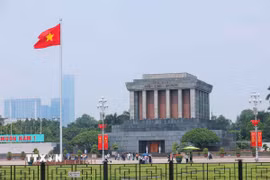 Bộ Tư lệnh Lăng Chủ tịch Hồ Chí Minh sẽ thông tin các vị trí đỗ xe phục vụ nhân dân, khách quốc tế vào Lăng viếng Chủ tịch Hồ Chí Minh và tham quan Cụm Di tích lịch sử-văn hóa Ba Đình cho các đoàn khách đã đăng ký trước. (Nguồn: Vietnam+)