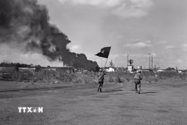 Quân giải phóng tiến vào đánh chiếm sân bay Hòa Bình ở thị xã Buôn Ma Thuột (1975). (Ảnh: TTXVN)