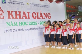 Các bệnh nhi tham gia Lớp học Hoa hướng dương hát Quốc ca trong Lễ khai giảng năm học mới 2025-2026. (Ảnh: Đinh Hằng/TTXVN)