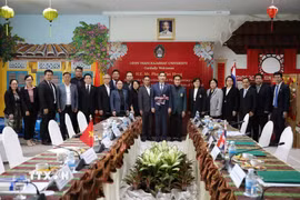 Đại sứ Phạm Việt Hùng (giữa) chụp ảnh lưu niệm với Ban lãnh đạo nhà trường cùng lãnh đạo Hội người Việt Nam tại Thái Lan và Hội người Việt Nam tỉnh Udon Thani. (Ảnh: TTXVN phát)