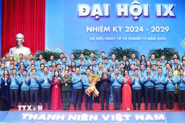 Tổng Bí thư Tô Lâm tặng hoa chúc mừng Ủy ban Trung ương Hội Liên hiệp Thanh niên Việt Nam khóa IX, nhiệm kỳ 2024-2029. (Ảnh: Thống Nhất/TTXVN)