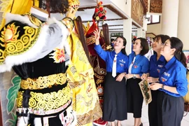 Đoàn viên, thanh niên các đơn vị tham gia các hoạt động nghệ thuật truyền thống nhằm góp phần nâng cao nhận thức, bồi dưỡng tình yêu và niềm tự hào đối với văn hóa của dân tộc. (Ảnh: Minh Đức/TTXVN)