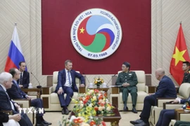 Thiếu tướng Đặng Hồng Triển, Tổng Giám đốc Trung tâm Nhiệt đới Việt-Nga tiếp Phó Chủ tịch thứ nhất Hội đồng Liên bang Quốc hội Liên bang Nga Andrey Vladimirovich Yatskin. (Ảnh: TTXVN phát)