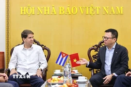 Chủ tịch Hội Nhà báo Việt Nam Lê Quốc Minh tiếp Chủ tịch Hãng thông tấn Prensa Latina (Cuba) Jorge Leganõa Alonso. (Ảnh: Minh Đức/TTXVN)